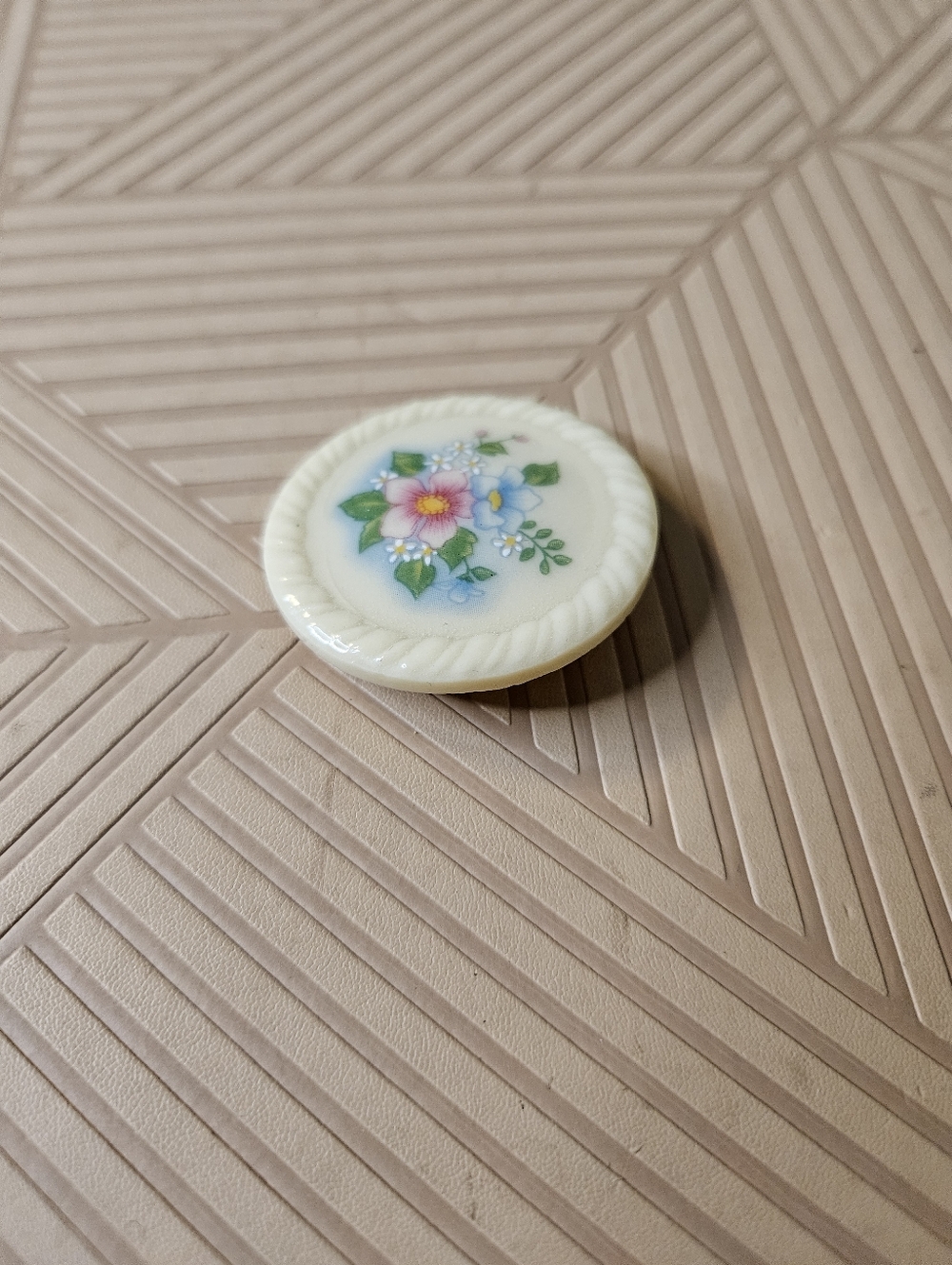 Vintage 1984 Avon Spring Bouquet Porcelain Brooch Pin Round White Floral Rope - Picture 2 of 8